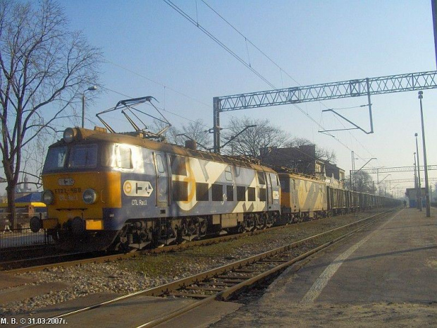 ET22-468 i ET05-R002 z Chem Trans Logistic czekają na odjazd z Radomia.