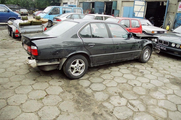 BMW 520iA z 1991r. silnik M50 150KM. Kolor: Diamant Schwarz Metallic
