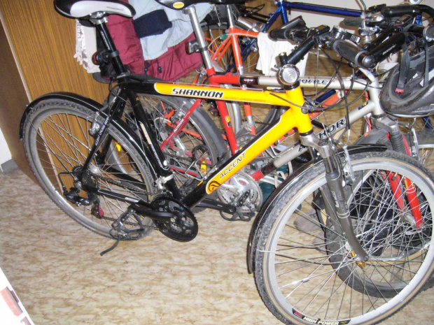 Złożony rowerek, w tle rowery brata i 2 ojca.