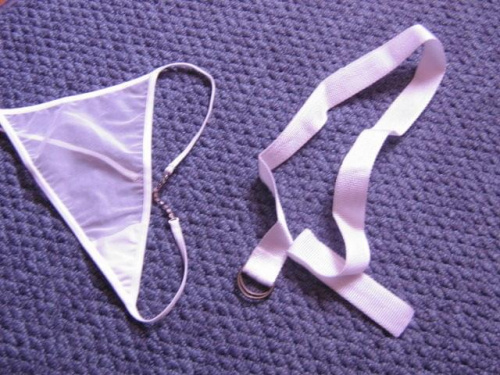 Nowe białe stringi (z diamencikami z tyłu) Śliczne. Rozm S. I biały, zwykły pasek po spodni.