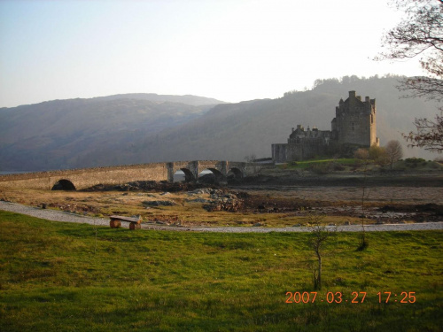 W drodze z Loch Ness na Skye Island Eilean Donan Castle