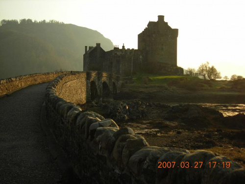 W drodze z Loch Ness na Skye Island Eilean Donan Castle