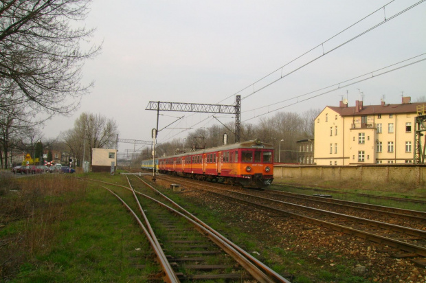 EN 738 z Gliwic do Częstochowy na przejeździe na granicy Sosnowca i Będzina (Sosnowiec Chemiczna - Staszica) #Kolej #Sosnowiec #Będzin