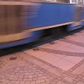 Sygnalizacja ostrzegająca o przejeżdżającym tramwaju na deptaku na Szewskiej
