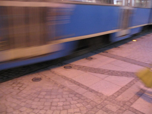 Sygnalizacja ostrzegająca o przejeżdżającym tramwaju na deptaku na Szewskiej