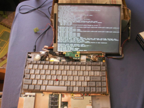 Sprawdzanie czy rozebrany sprzęt działa (zdjęcie nieostre :P) #LaptopLinux