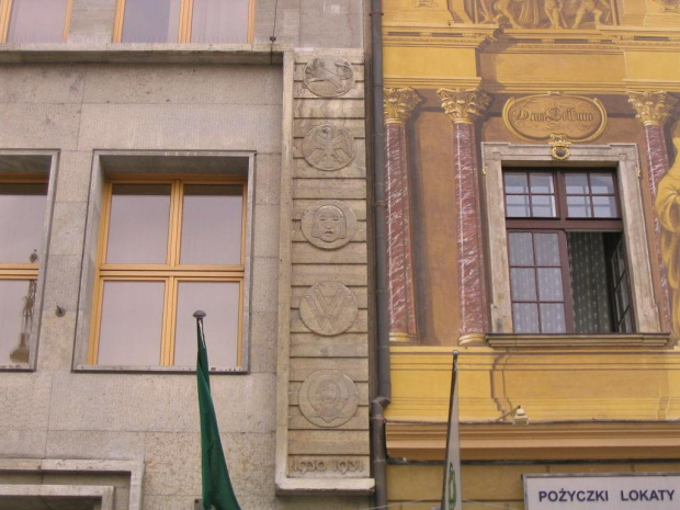 Płaskorzeźba ba budynku banku na Rynku