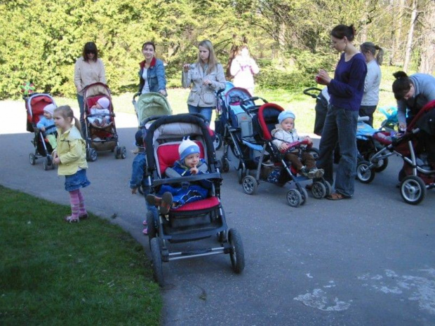 Zlot smykowo-gronowych mam w Łazienkach w piątek 13-go AD 2007.