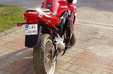 Moja TZR i ja :-) - trochę piachu pod nim ale to miejsce mycia samochodu więc nic dziwnego... #TZR #motor #fura #motór #yamaha #chili